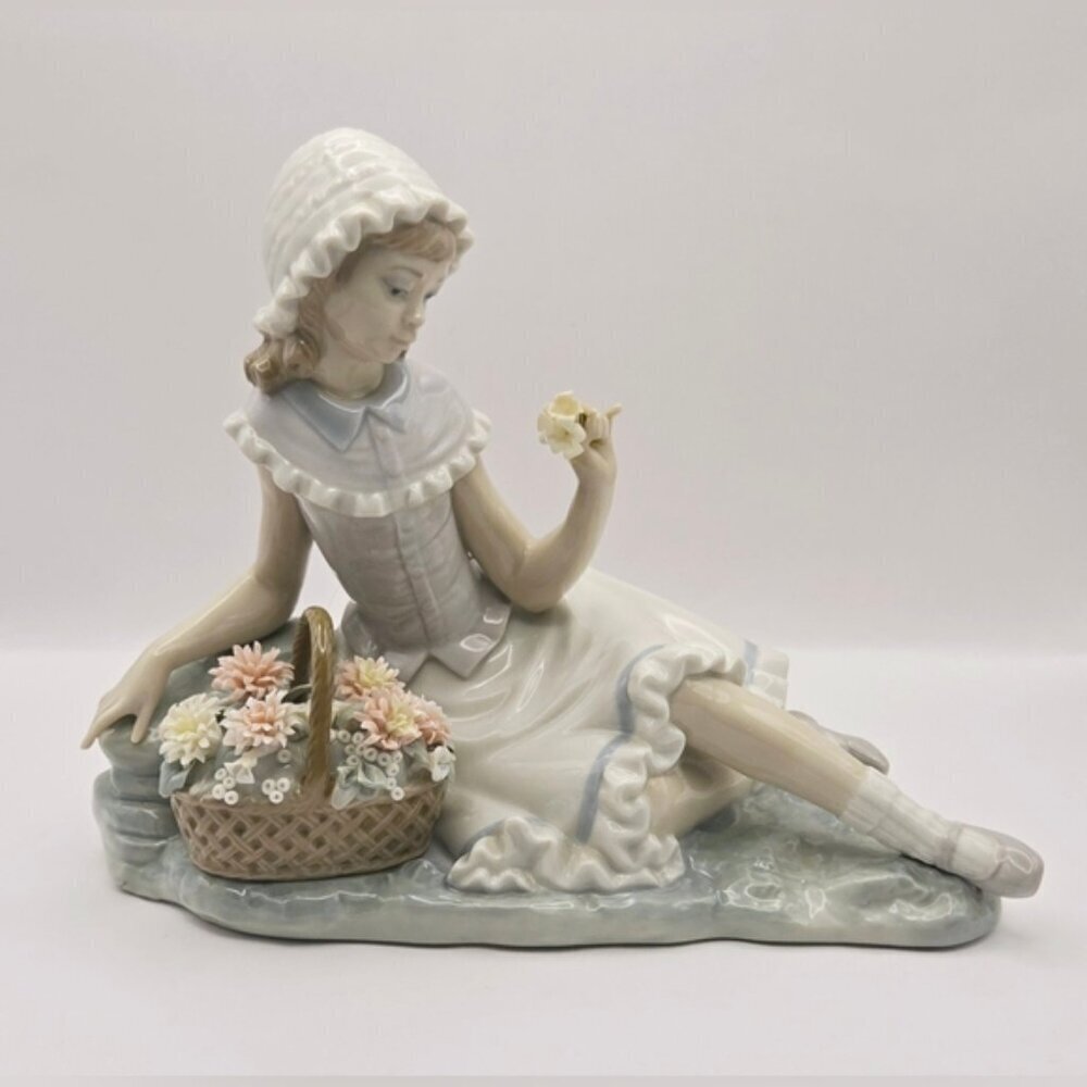 Lladro 4907 Admiration Florinda Retired Porcelain Girl Flower Figurine